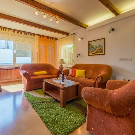 Apartment Ljiljana *